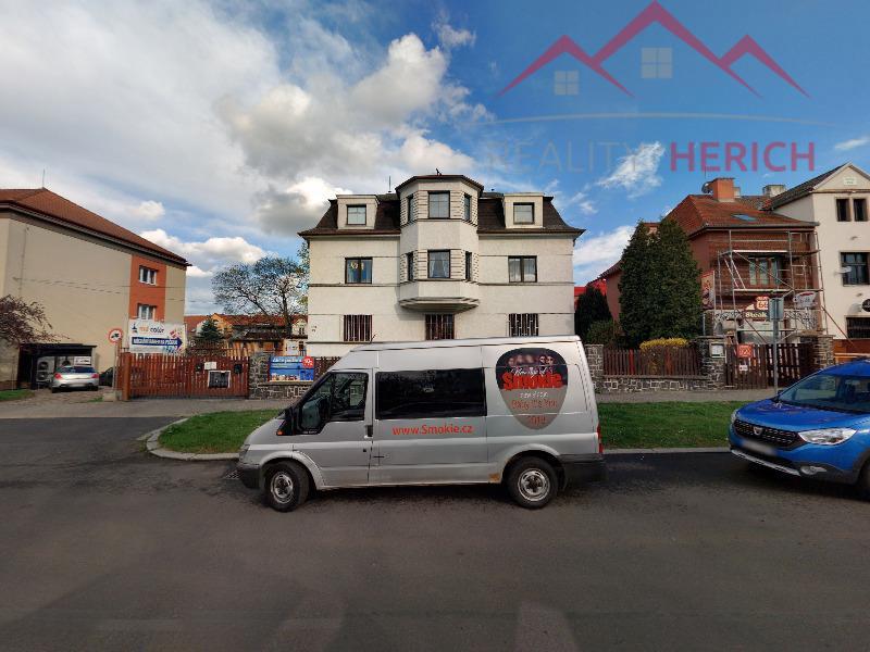 Pronájem podkrovní bytové jednotky 3+1 s parkováním, 124 m2,
