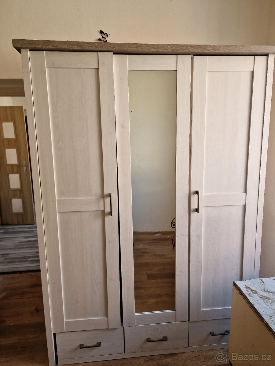 Prodám šatní skříň