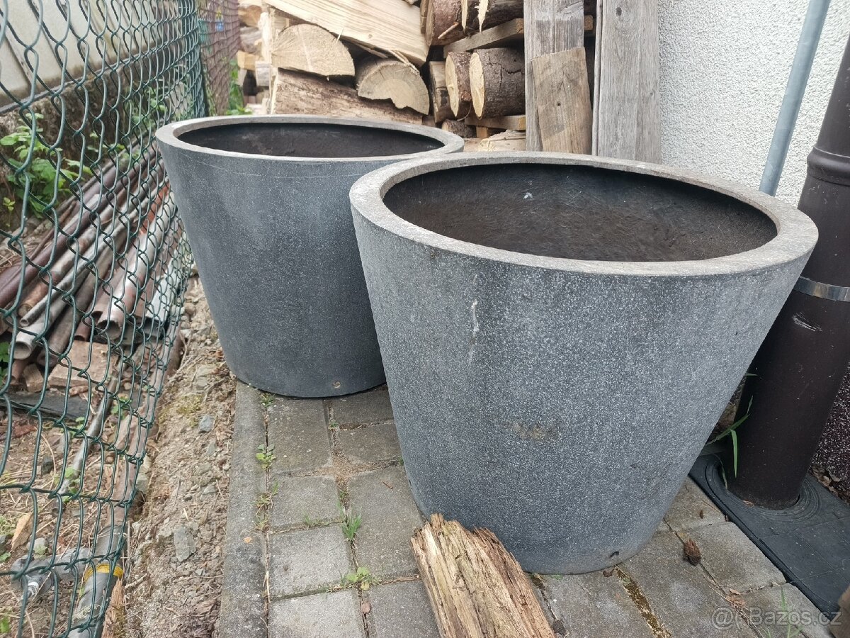 Prodám velke laminátové květníky objem 57 litrů