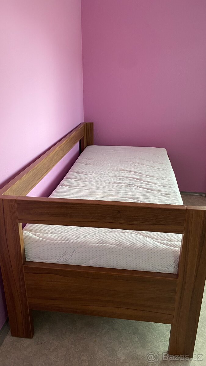 Jednolůžková postel s polohovacím roštem