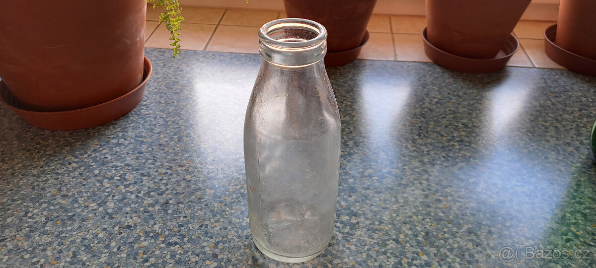 Staré láhve od limonády, mléka a sirupu