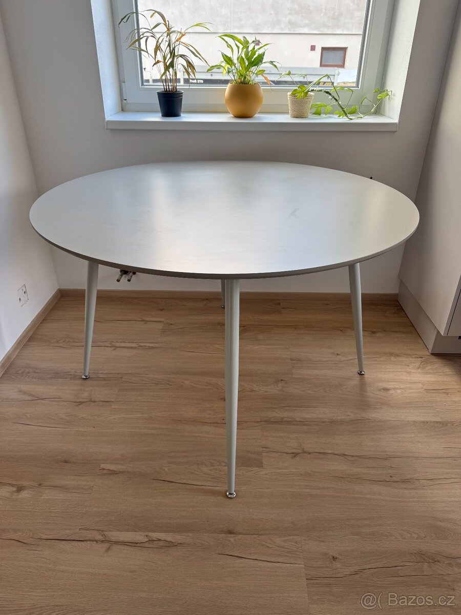 Kulatý jídelní stůl béžový