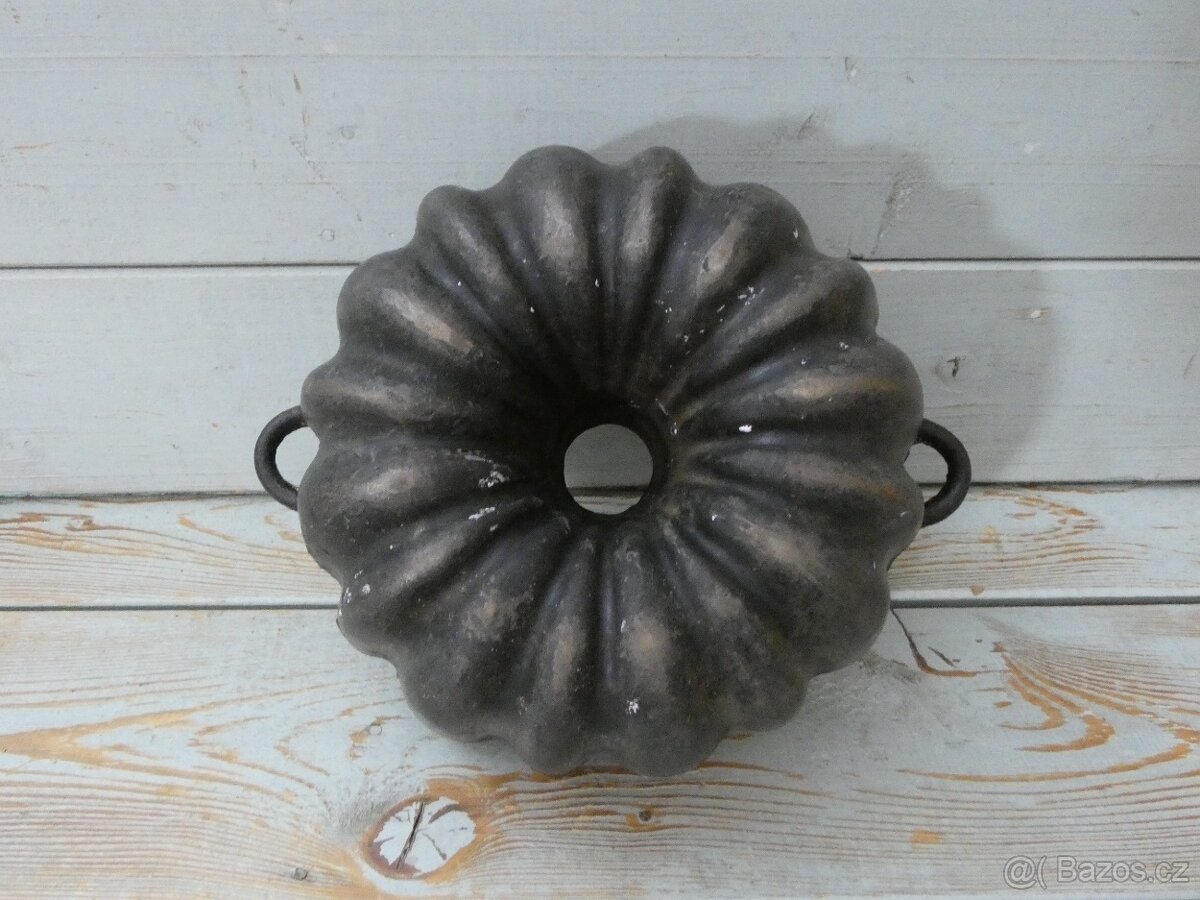 Stará litinová forma na bábovku