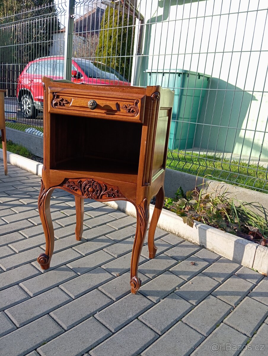 Starožitný noční stolek