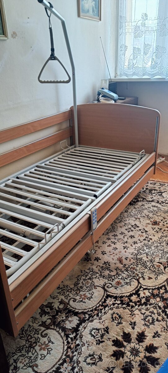 Zdravotní polohovací postel