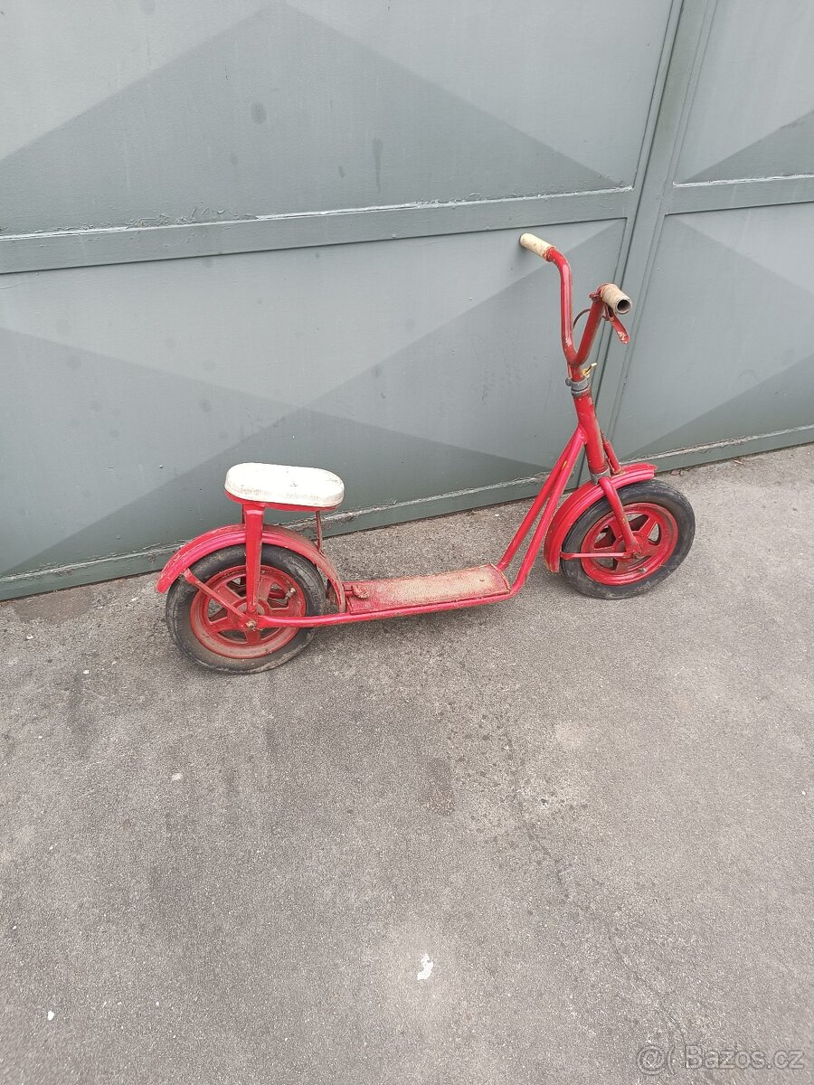 Stará retro dětská koloběžka