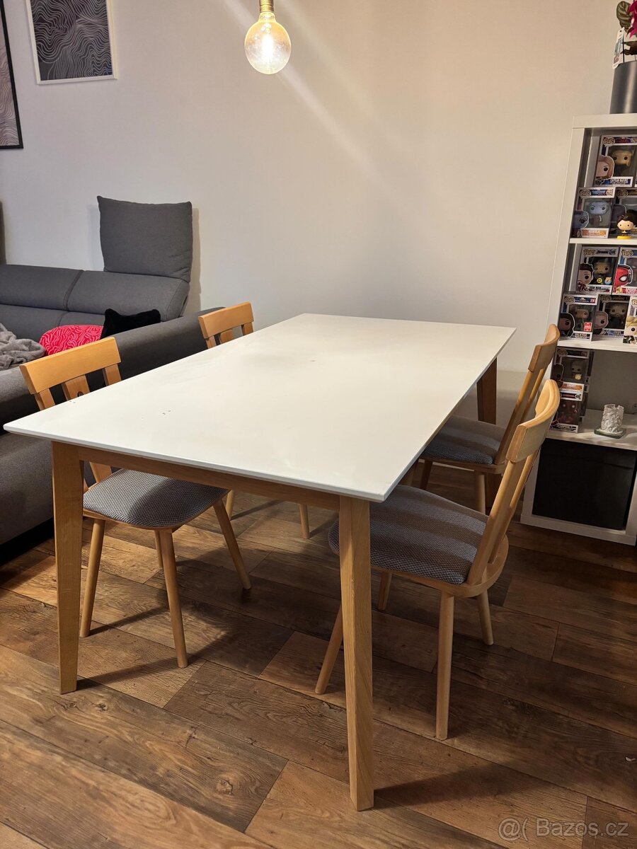 Jídelní stůl se 4 židlemi