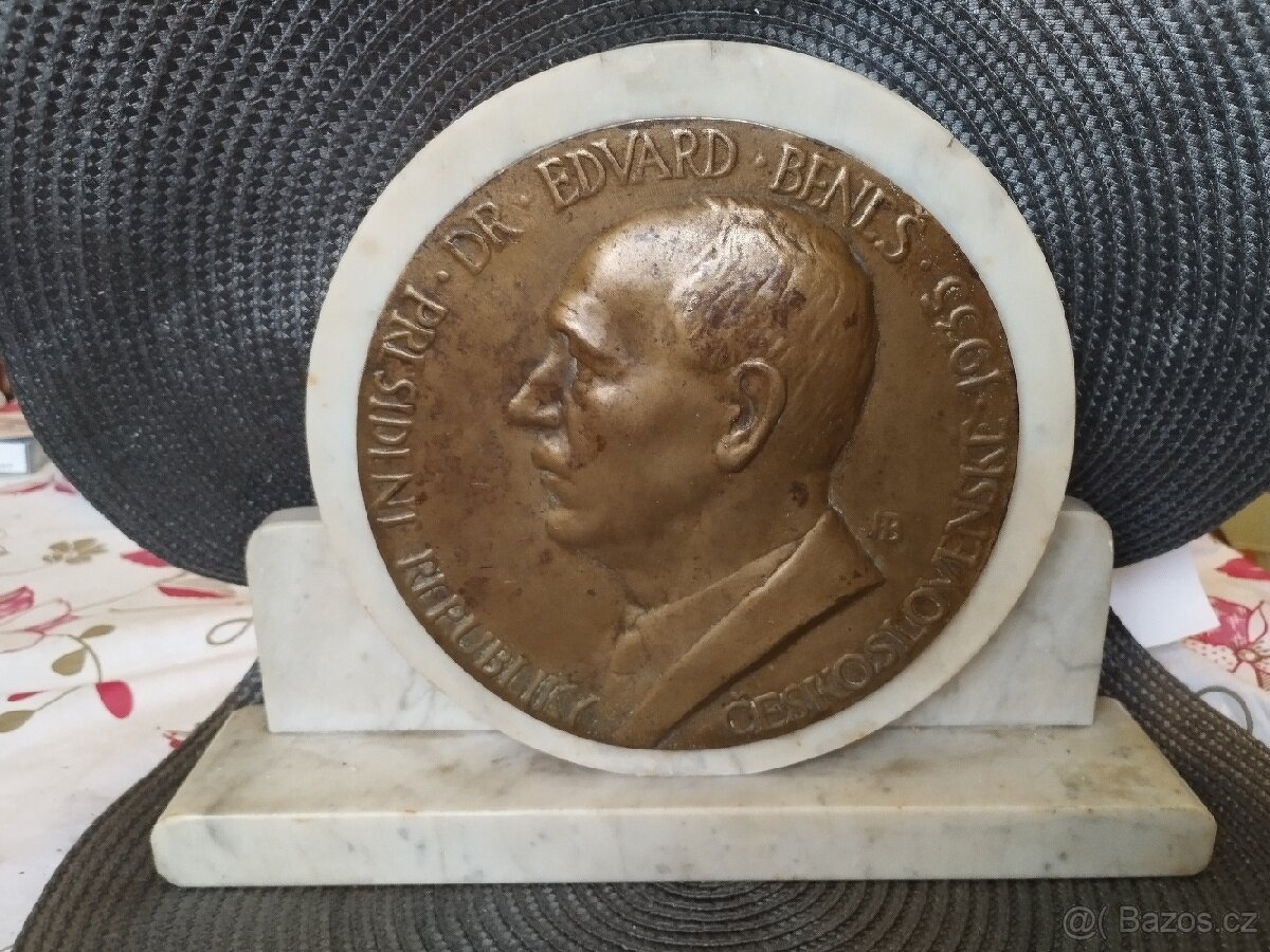 Velká bronzová plastika E.Beneše na mramorovém podstavci.