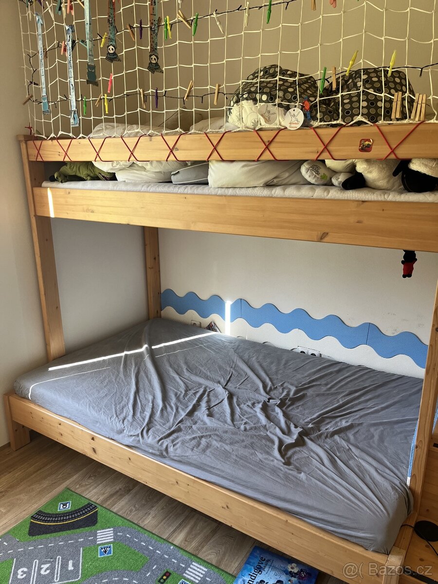 Dvoupatrová postel s úložným prostorem