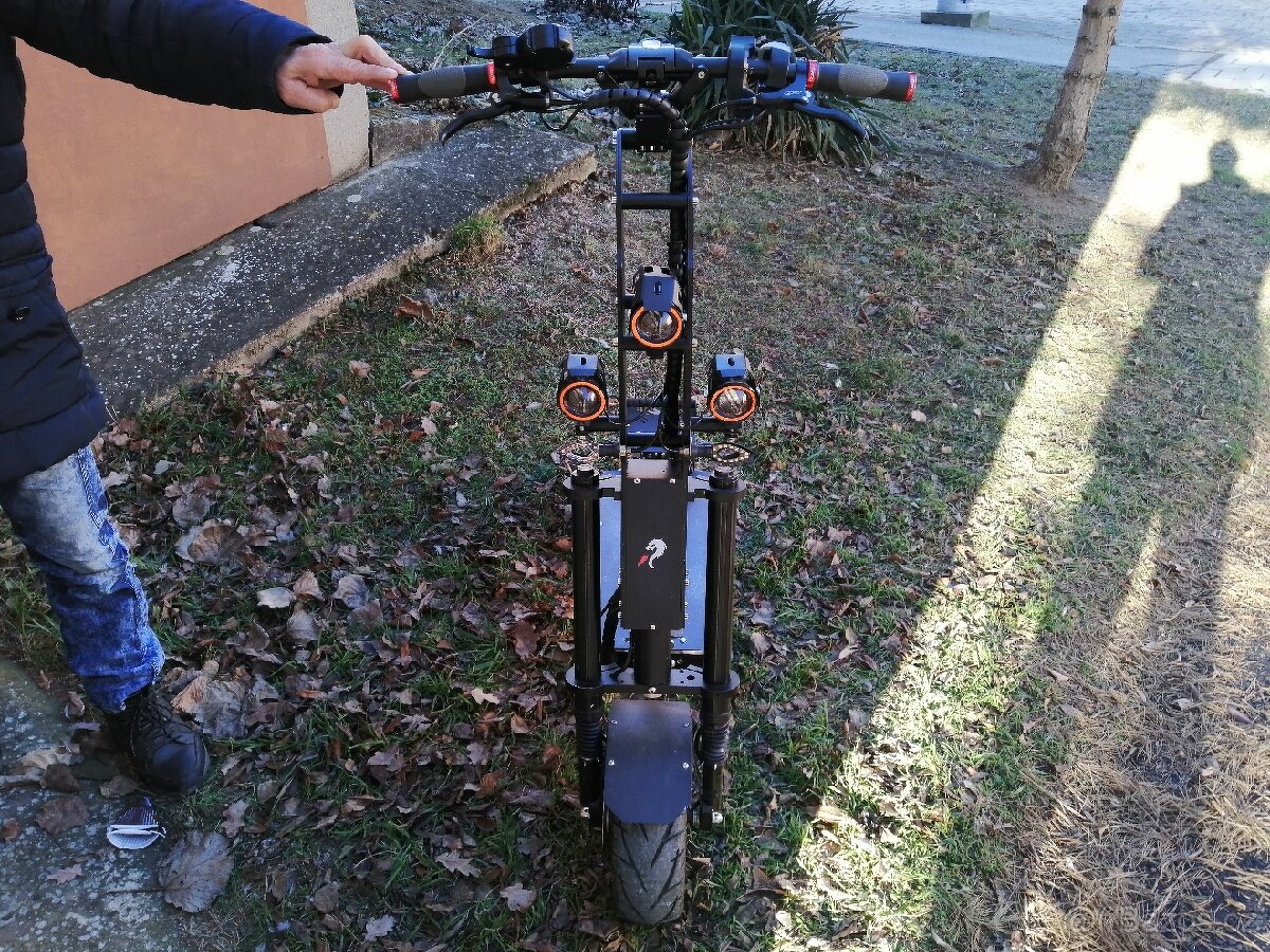 Dual Xtreme scooter 84V 2x4000W