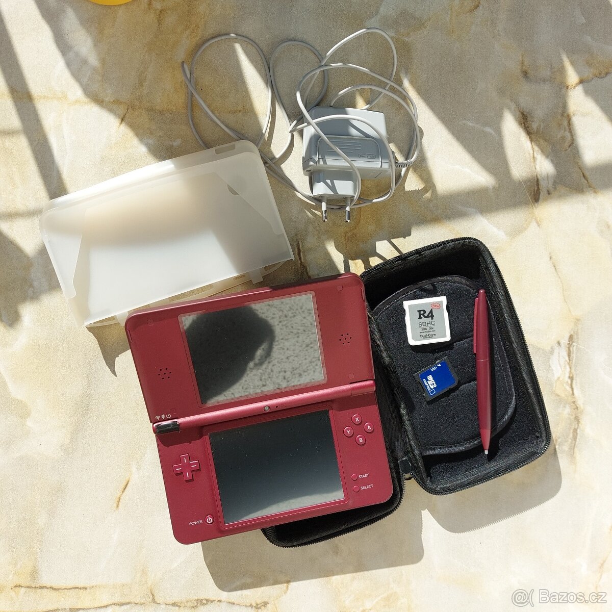 Nintendo DSi XL + R4 SDHC karta + bohaté příslušenství