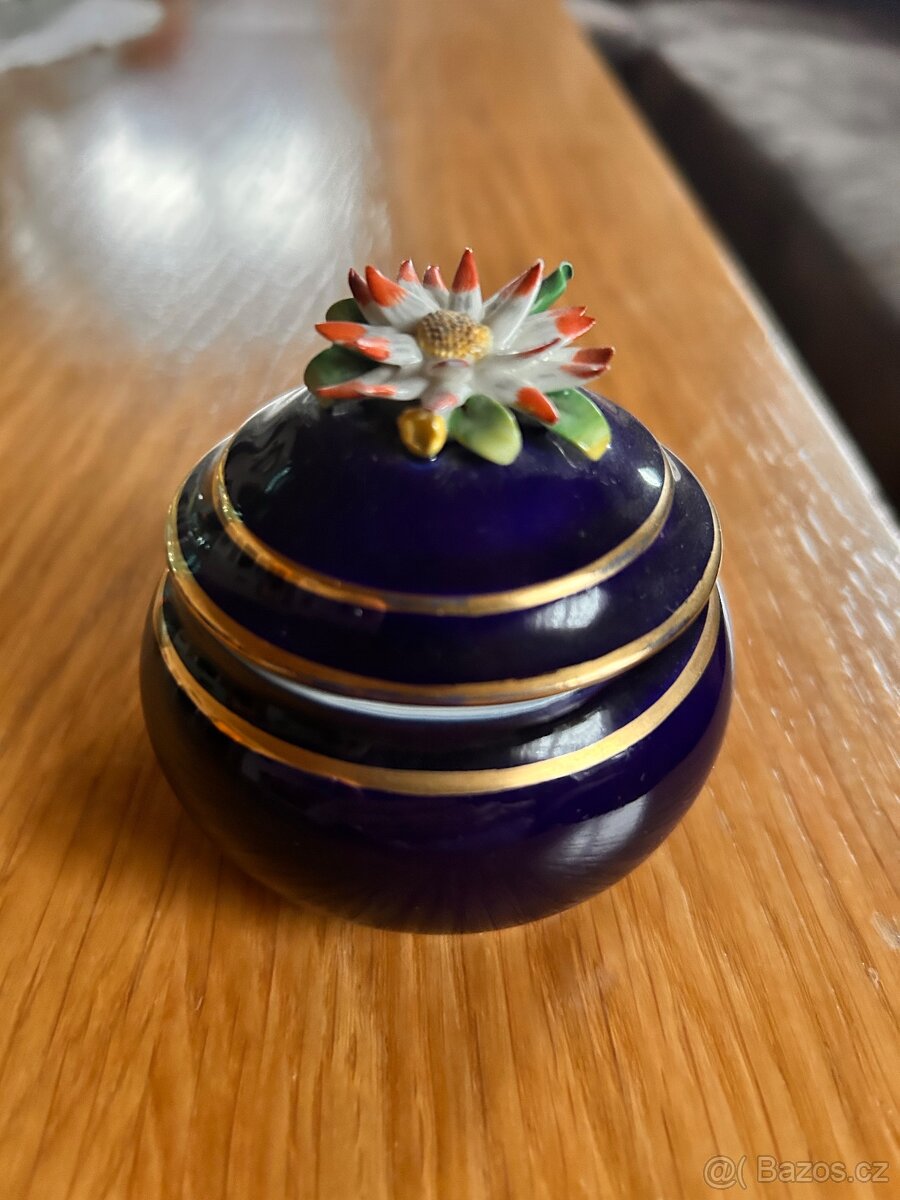 starožitná porcelánová dózička