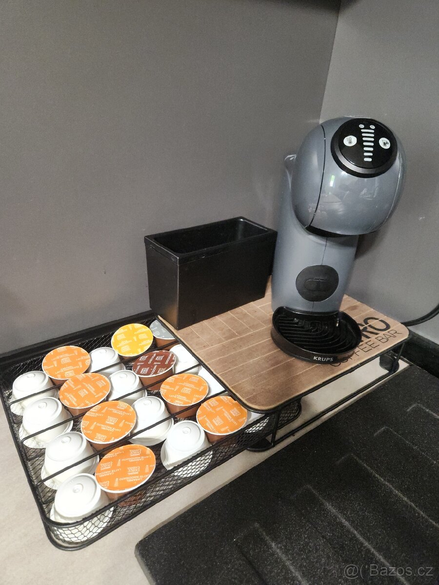 Kávovar Dolce Gusto v šuplíku a odpadni nadobky