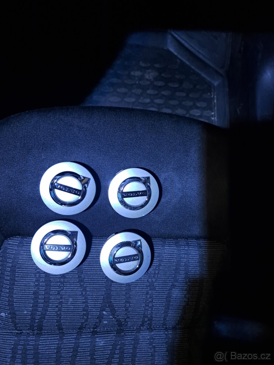 Prodám pokličky do Alu kol Volvo cena 4xkusy 1000,-