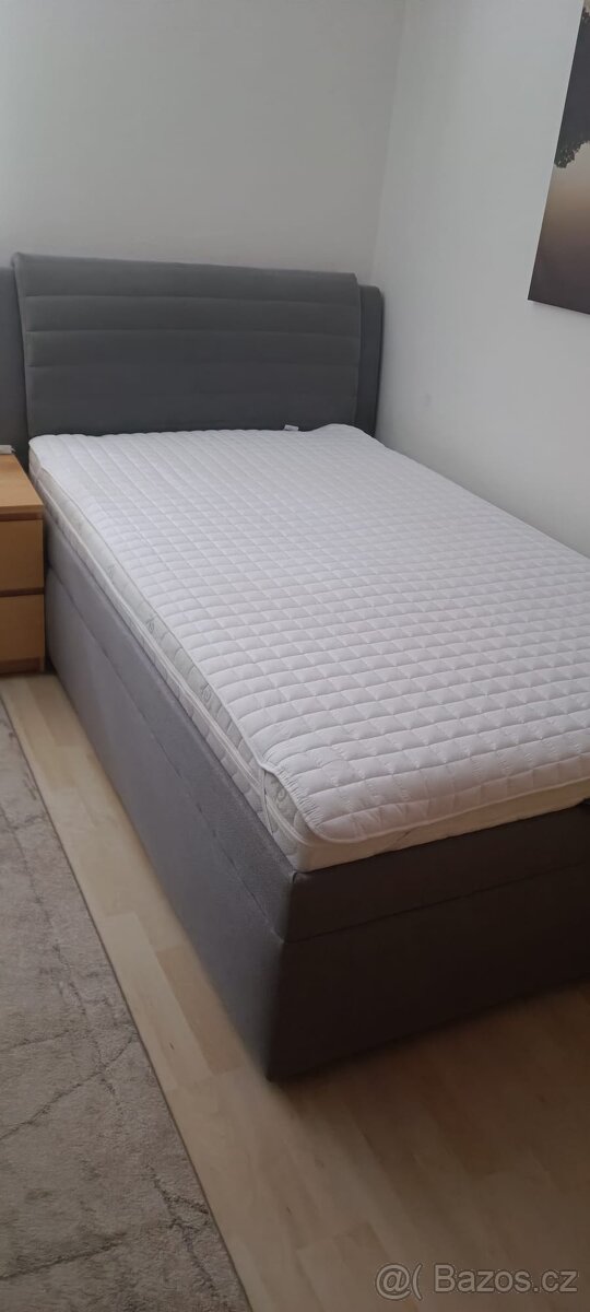 Čalouněná postel