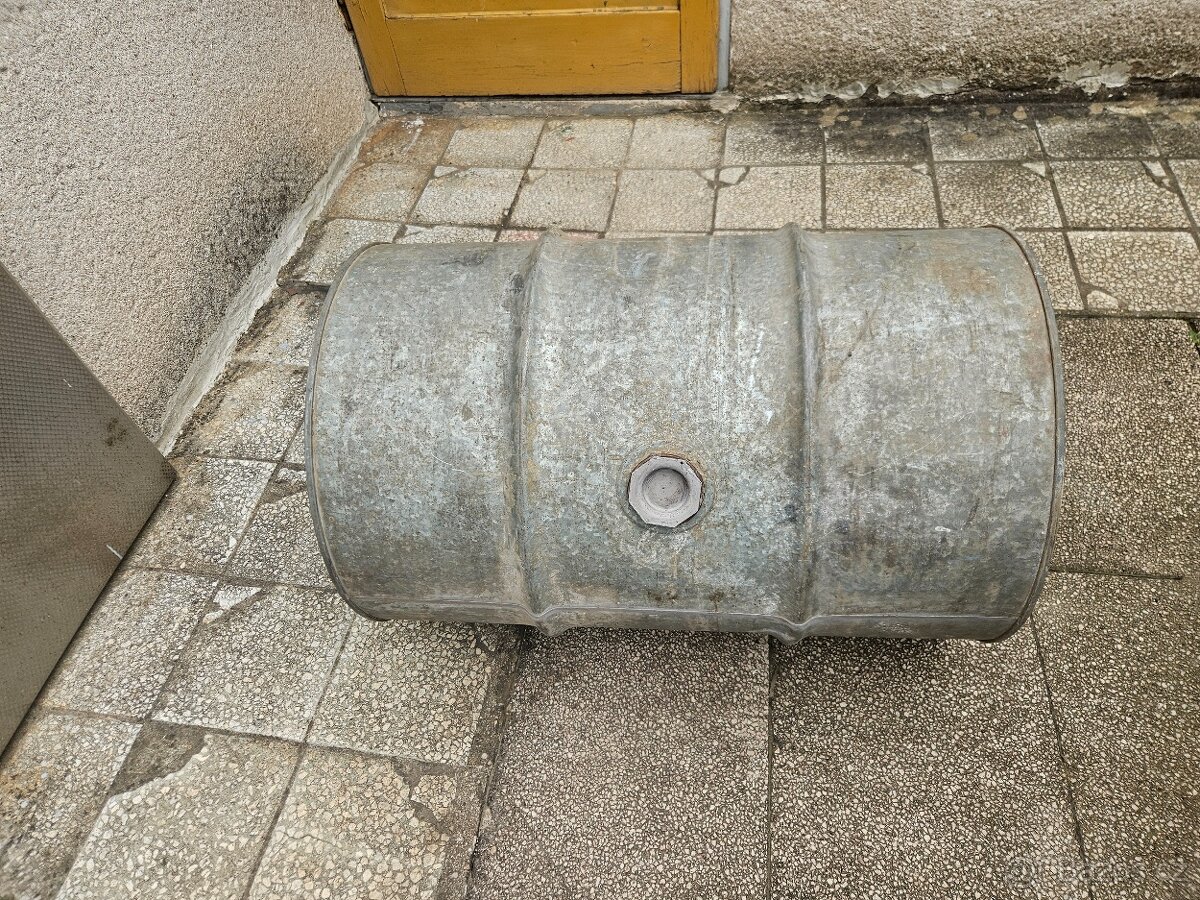 200L sud,2ks kanystr 20 litrů, plechové