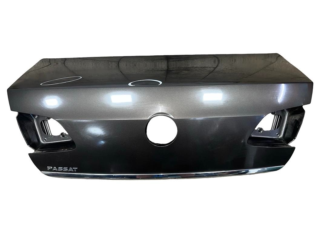 Páté dveře hnědá metalíza LB8R VW Passat B7 sedan r.v. 2013