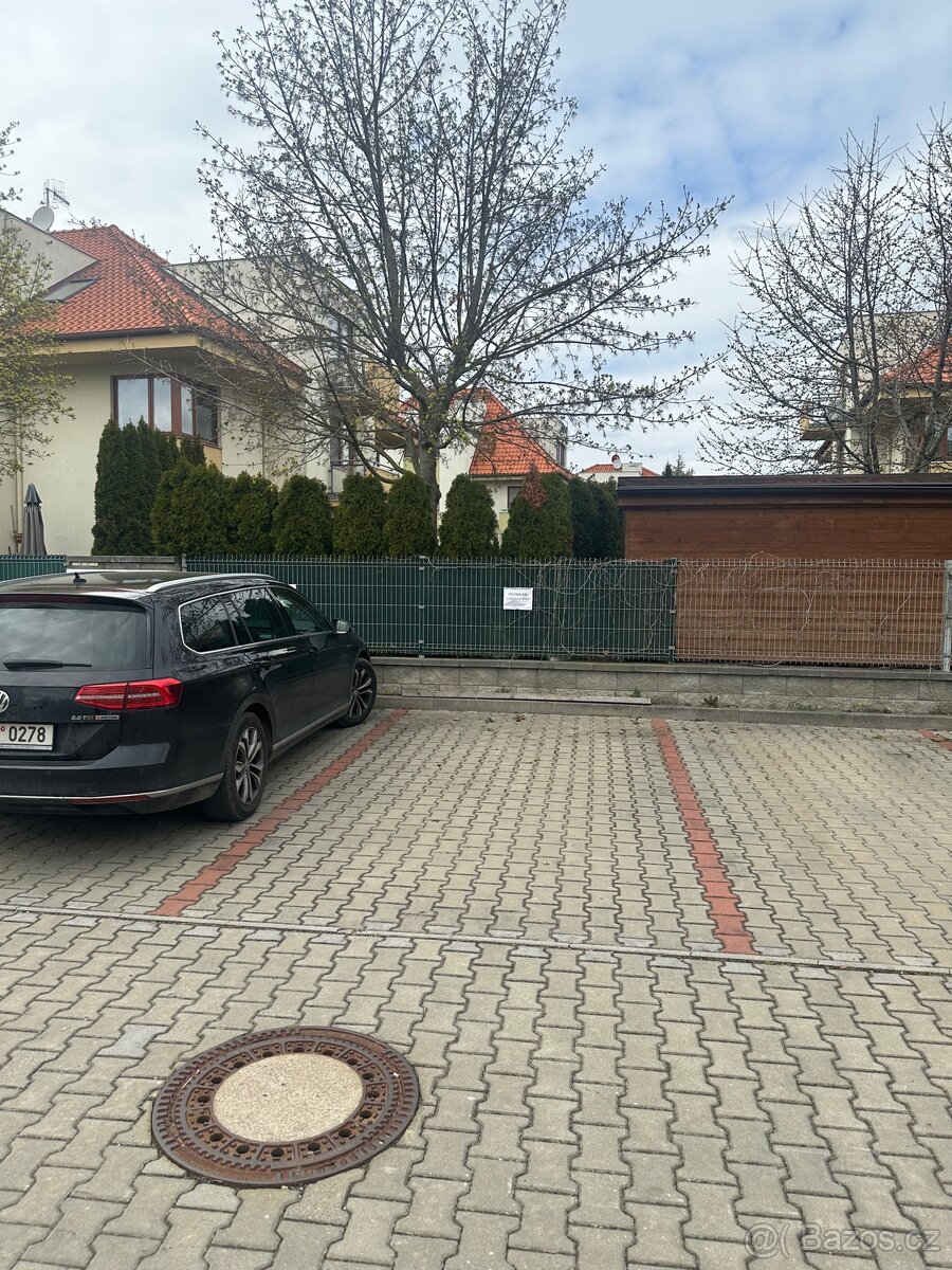 Prodám venkovní parkovací stáni v Jesenici