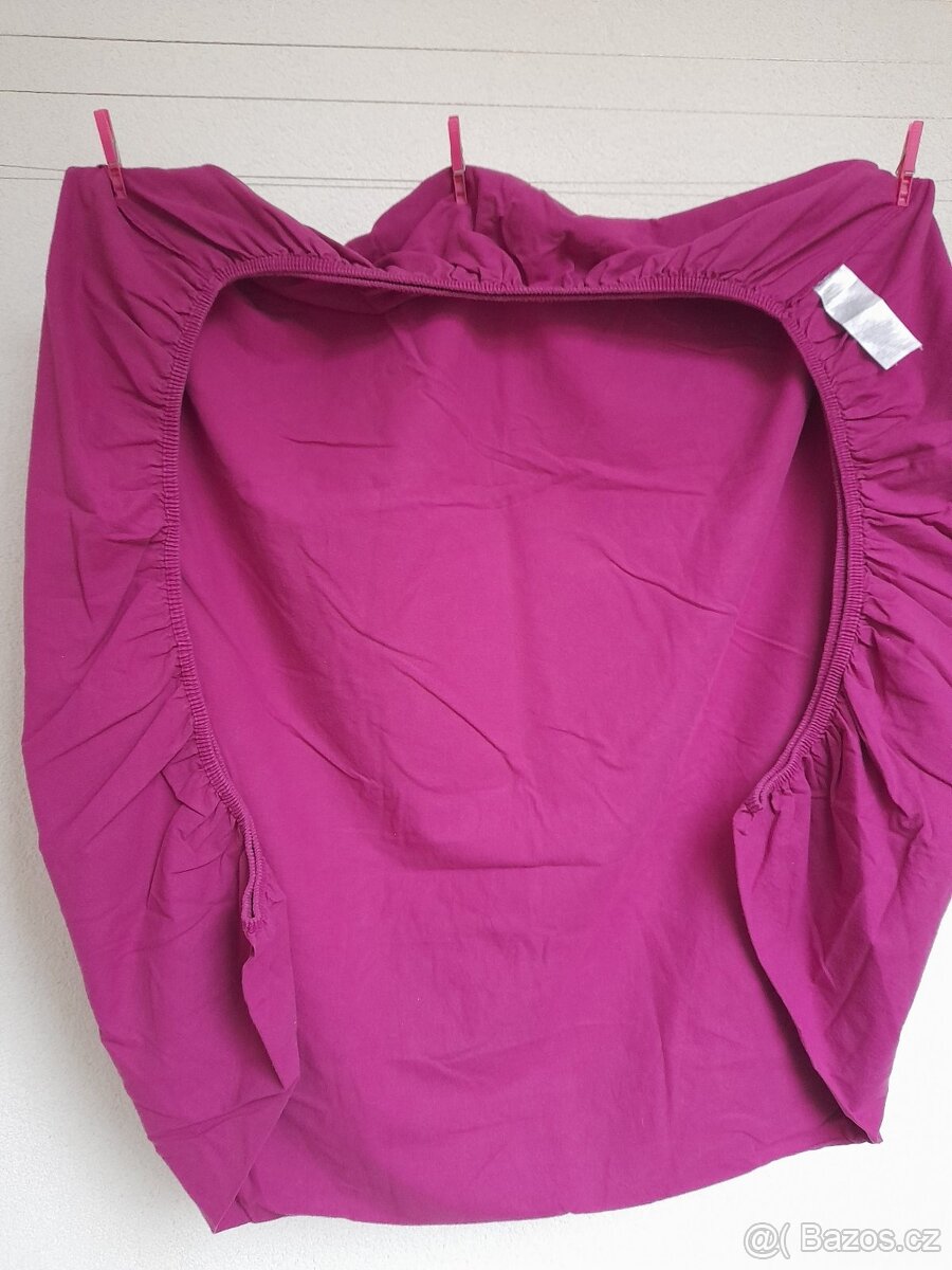 Různá prostěradla - fialové a bílé