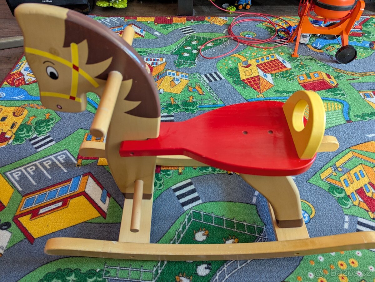 Dřevěný houpací koník