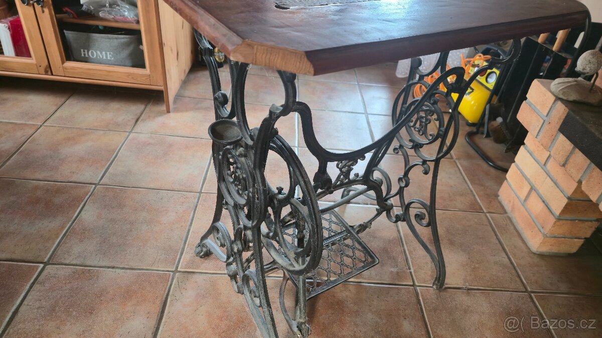 Stolek od siciho stroje