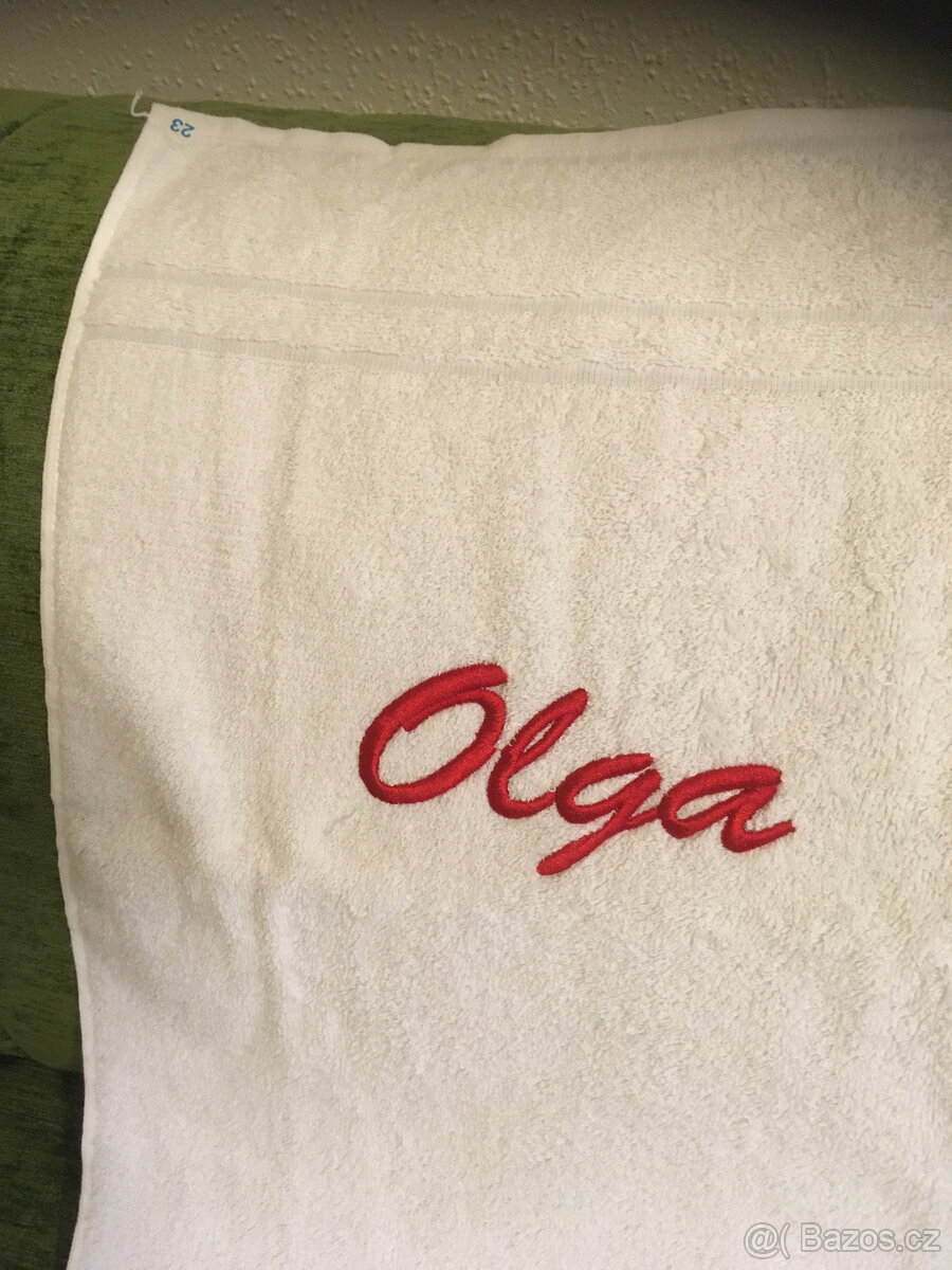 Nový vyšívaný bílý froté ručník s nápisem OLGA 90x50cm (3fot