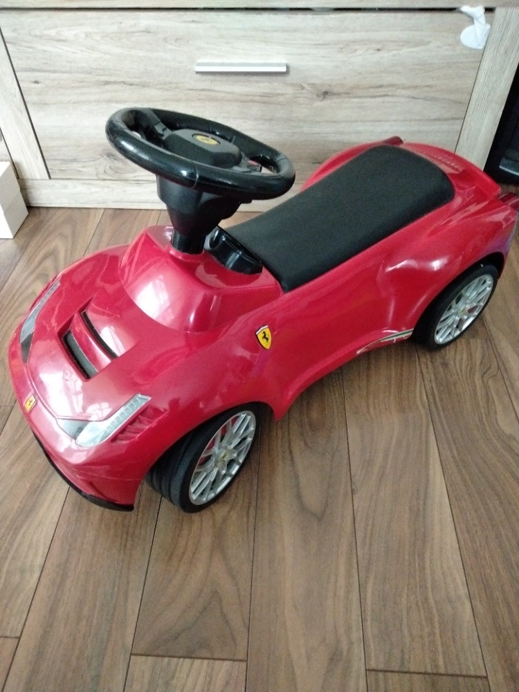 Prodám dětské odrážedlo Ferrari F488 GT (značka Rastar)