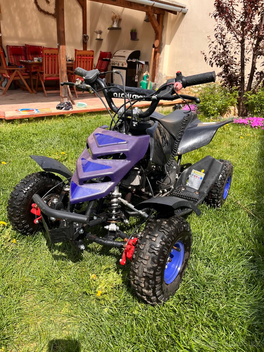 Dětská čtyřkolka 49cc – připravena na jízdu