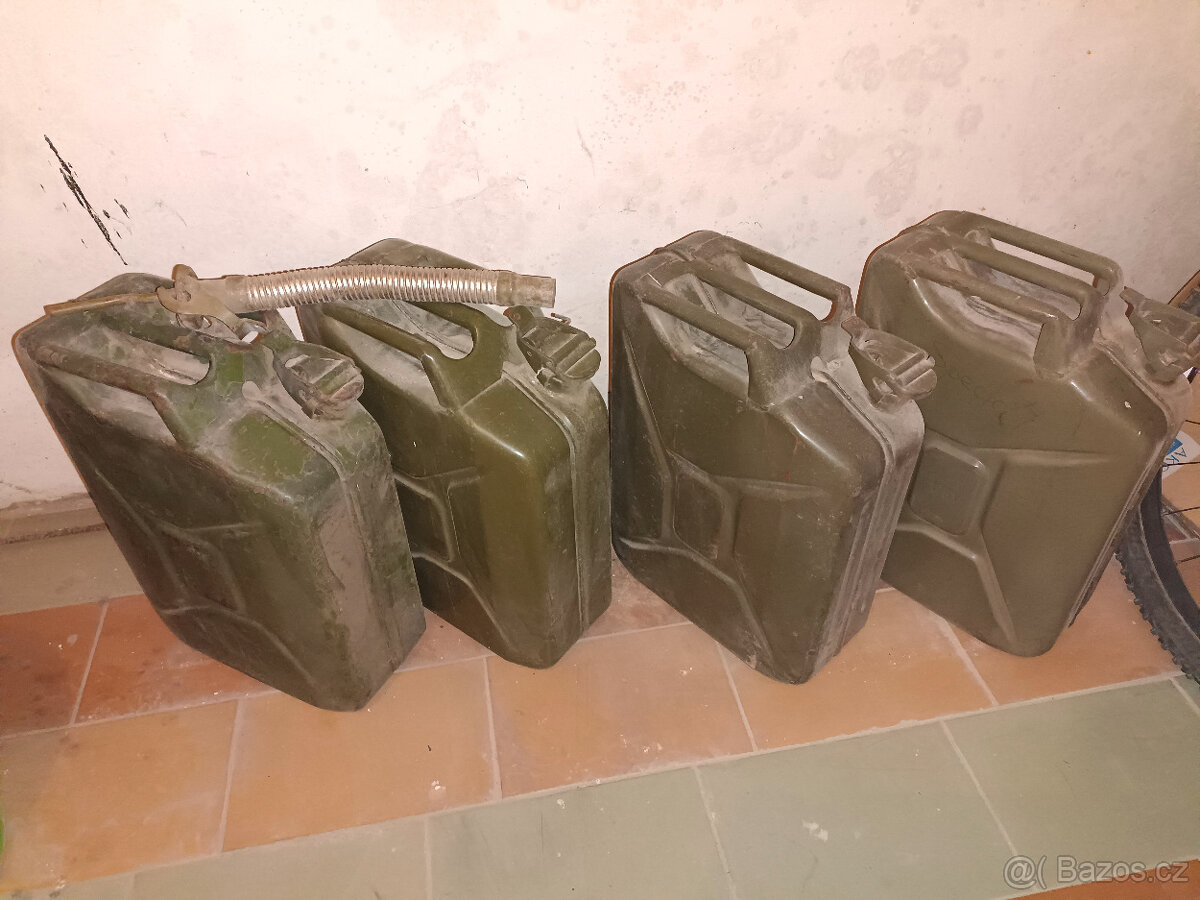 Plechové kanystry 20 l 4 ks s nálevkou