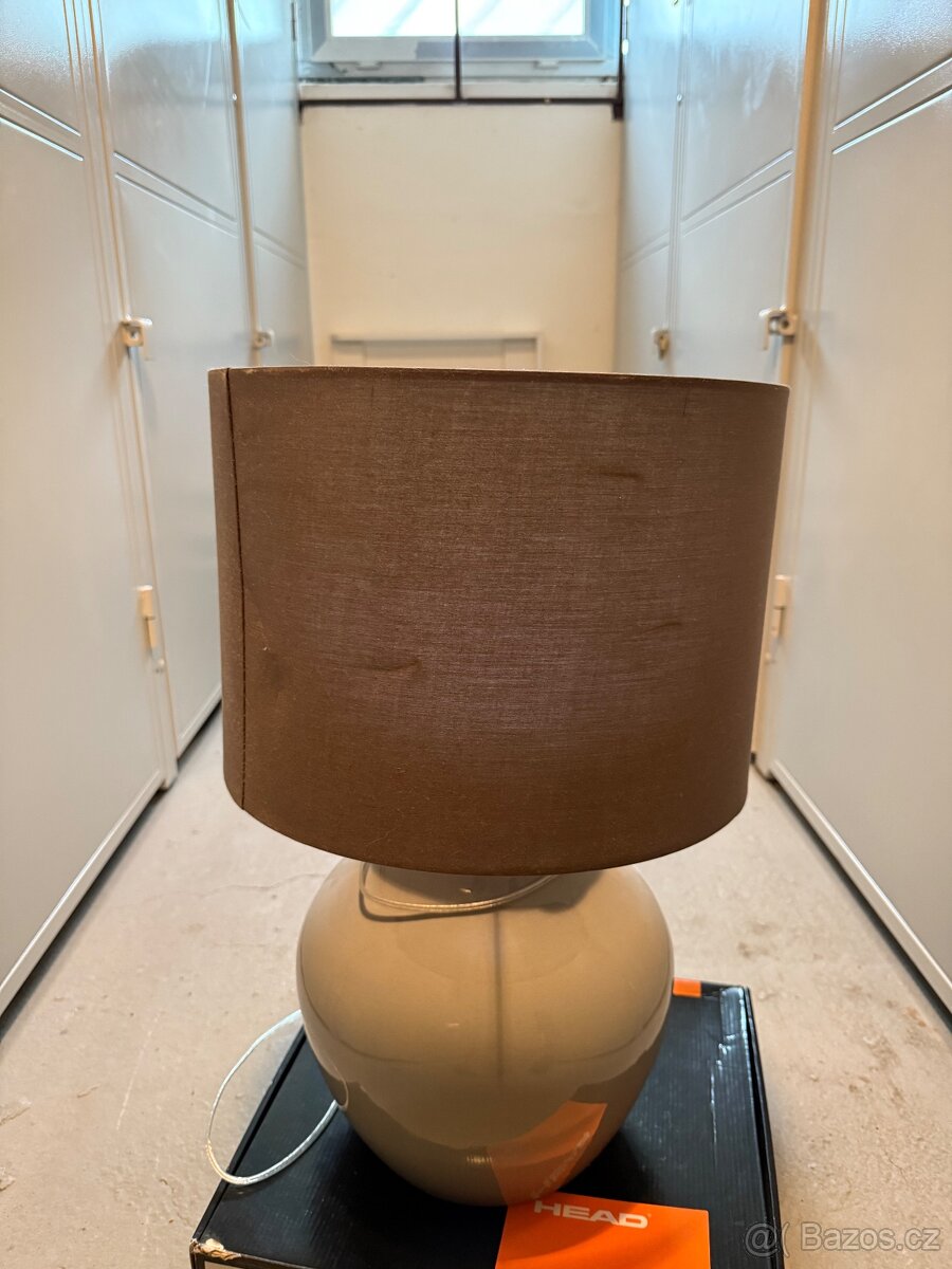 stojací lampa