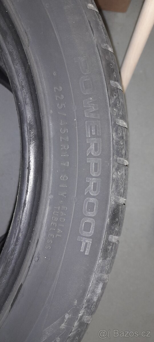 Dvě letní pneu Nokian R17 225 45