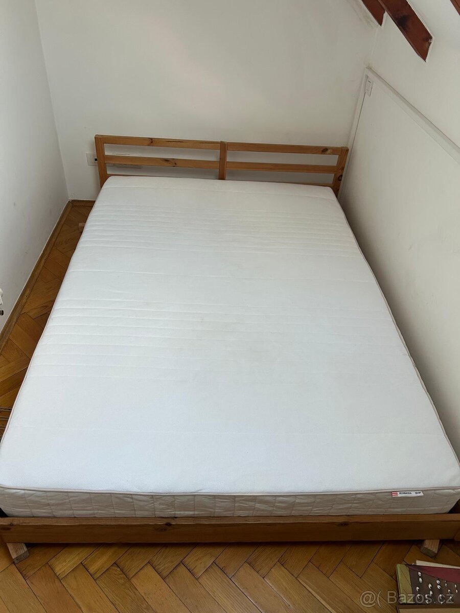 Postel (případně i s matrací IKEA)