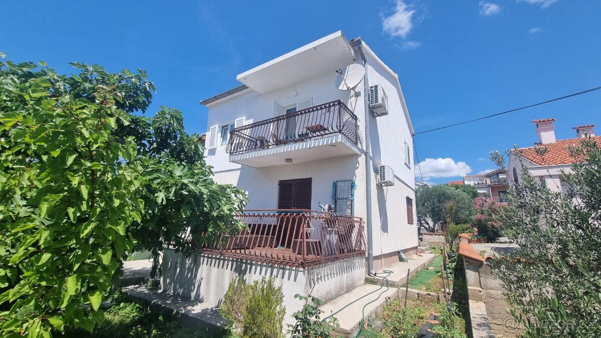 ☀Vodice(HR)-zariadený 3 izbový apartmán 73 m2 na prízemí