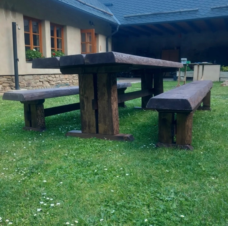 Masivní stůl s lavicemi