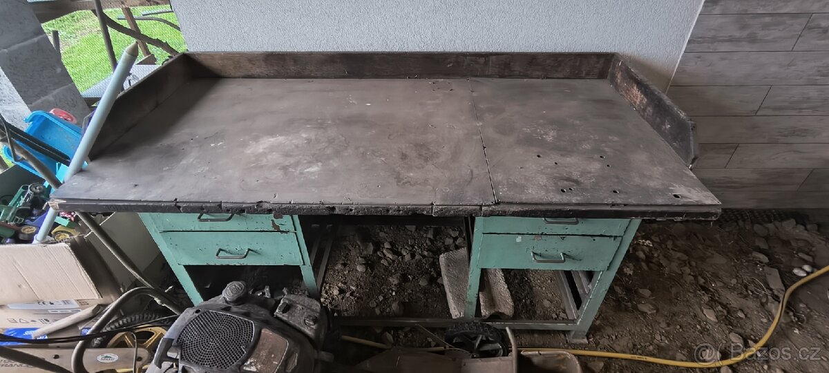 Pracovní stůl.