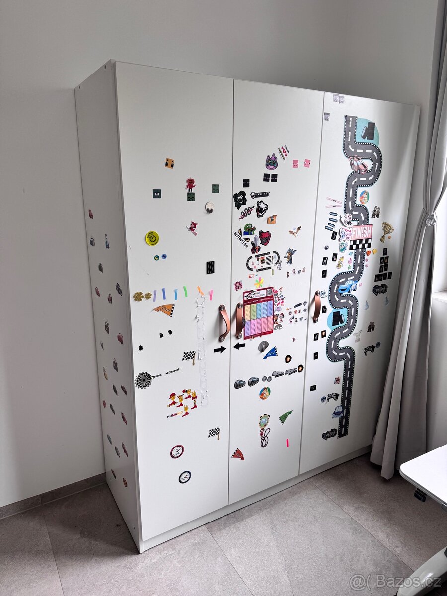 Dětská skříň – bílá, se samolepkami