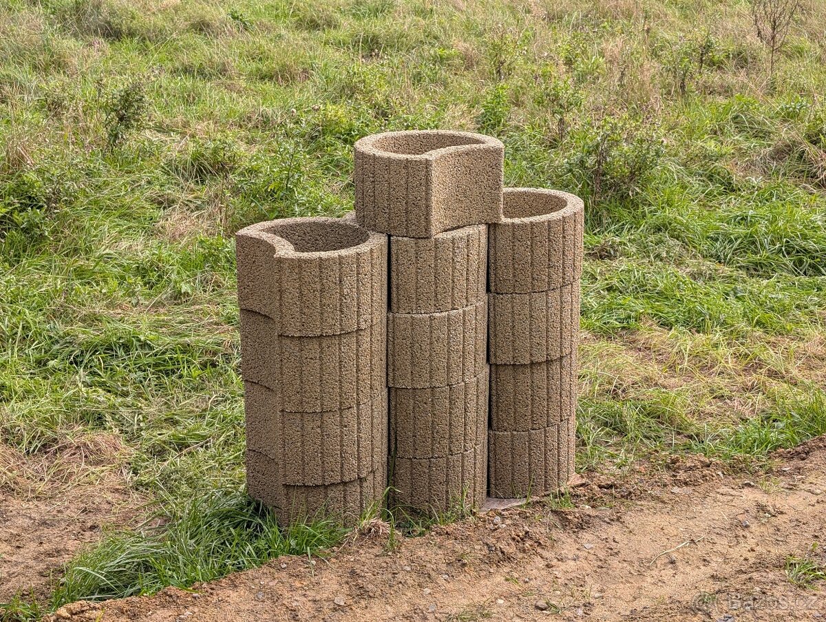 Svahová tvárnice DITON Delta velká okrová