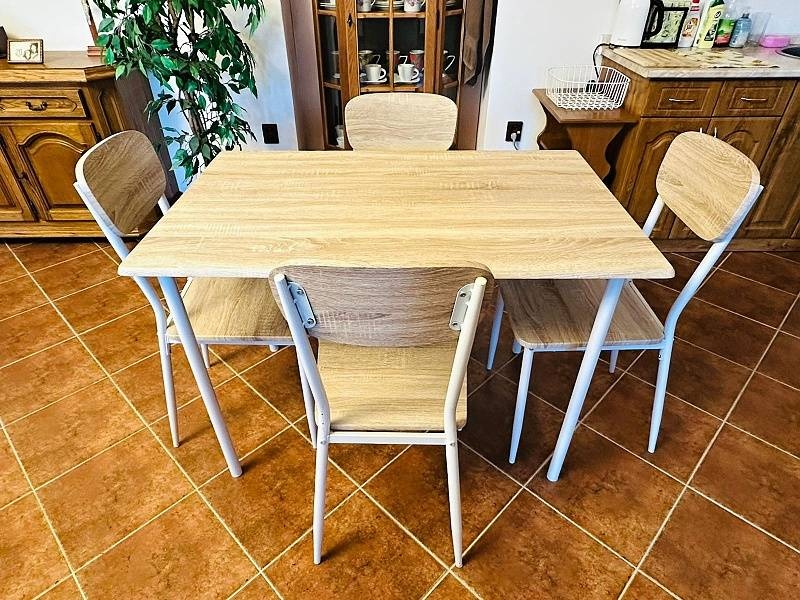 902 Jídelní stůl a 4 židle