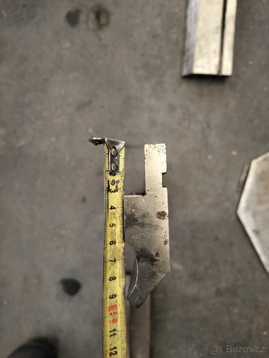 Ohranovaci lis nastroj