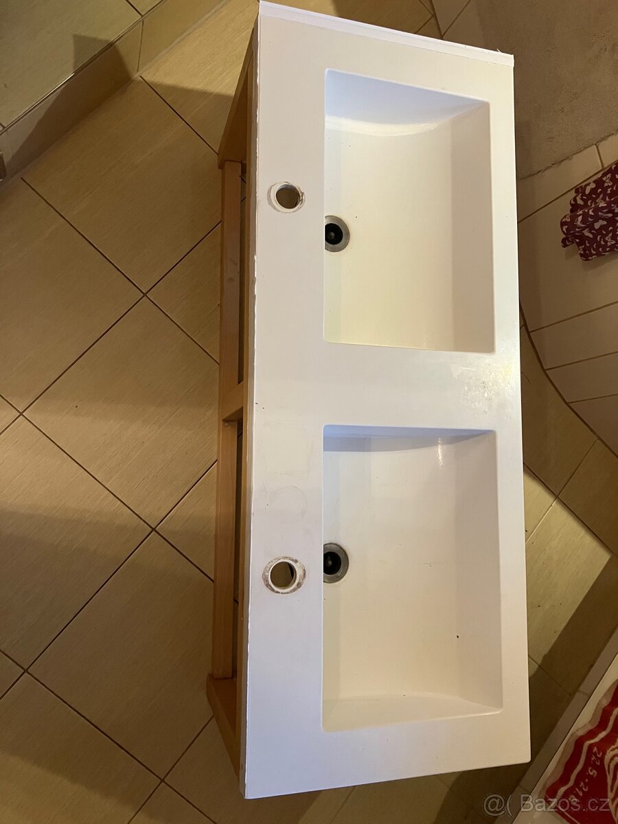 Umyvadlo s poličkou