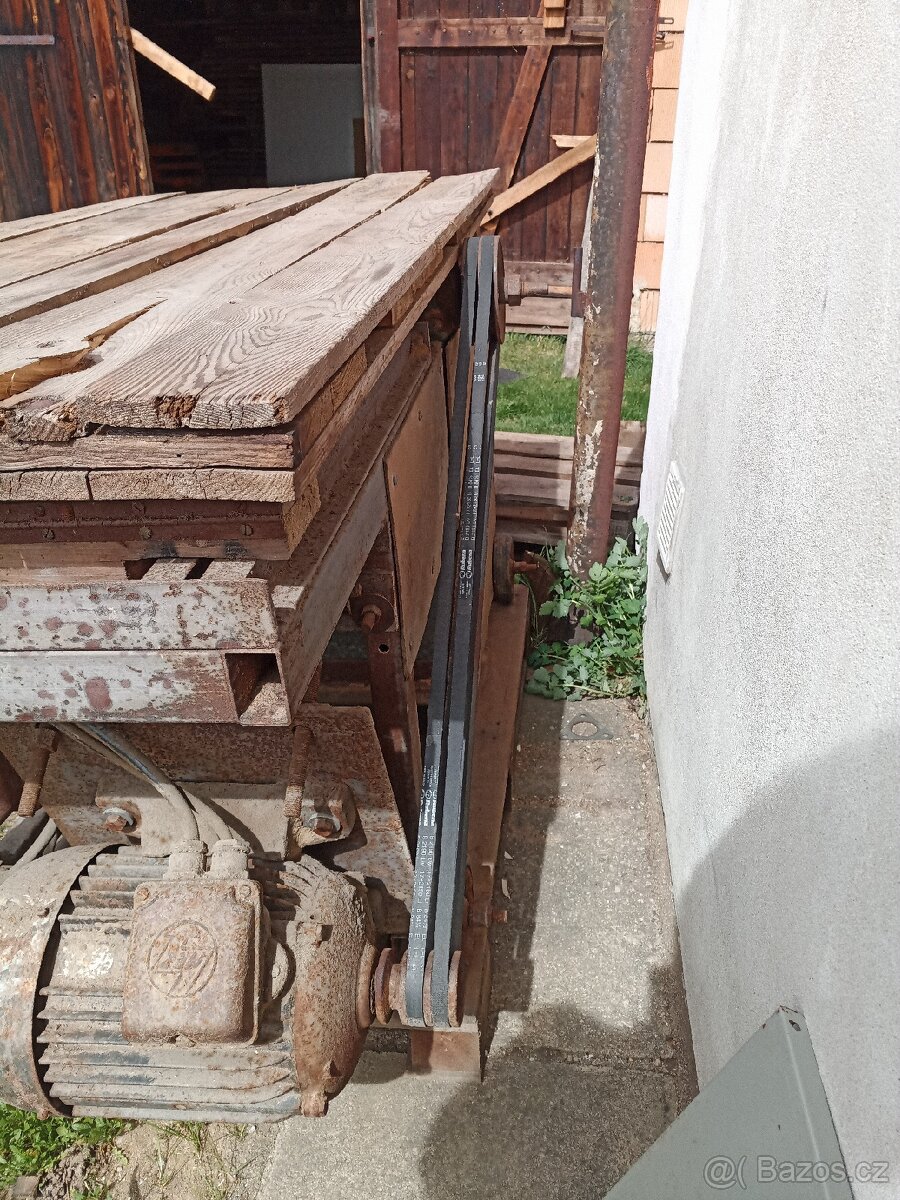 Pila pro podélné řezání kmenů nebo trámů