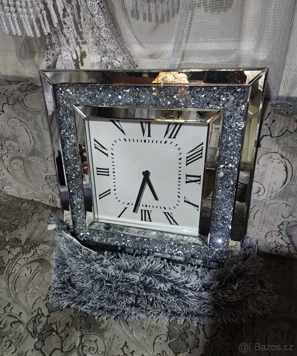 Nástěnné hodiny Swarovski