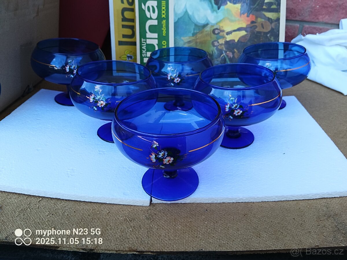 Staré barevné sklo poháry,figury