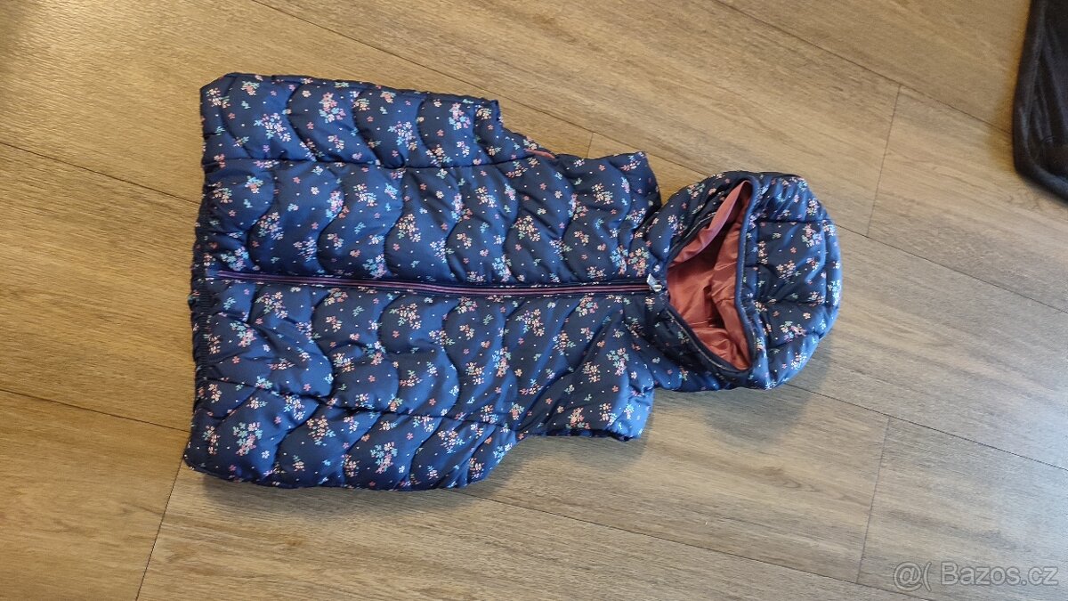 Teploučká vesta s kytičkami