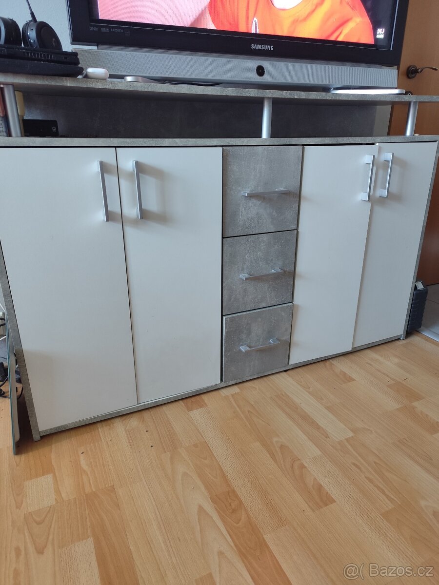 Skříňka pod televizi
