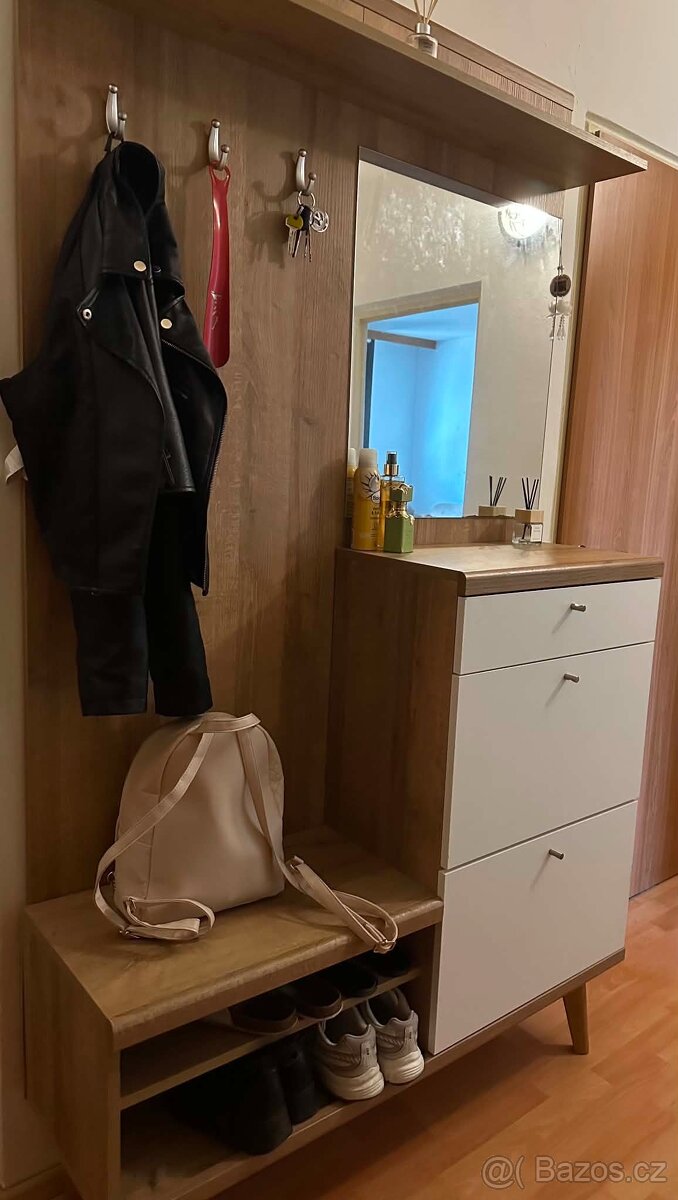 Botník s věšákem a zrcadlem