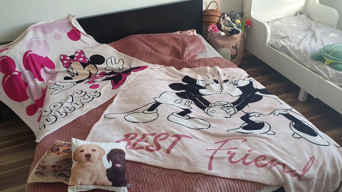 2x deka Mickey a Minnie a 2x polštářky pejsci a kočička