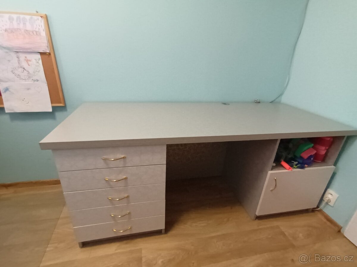 Krásný velký psací stůl 180x70 cm