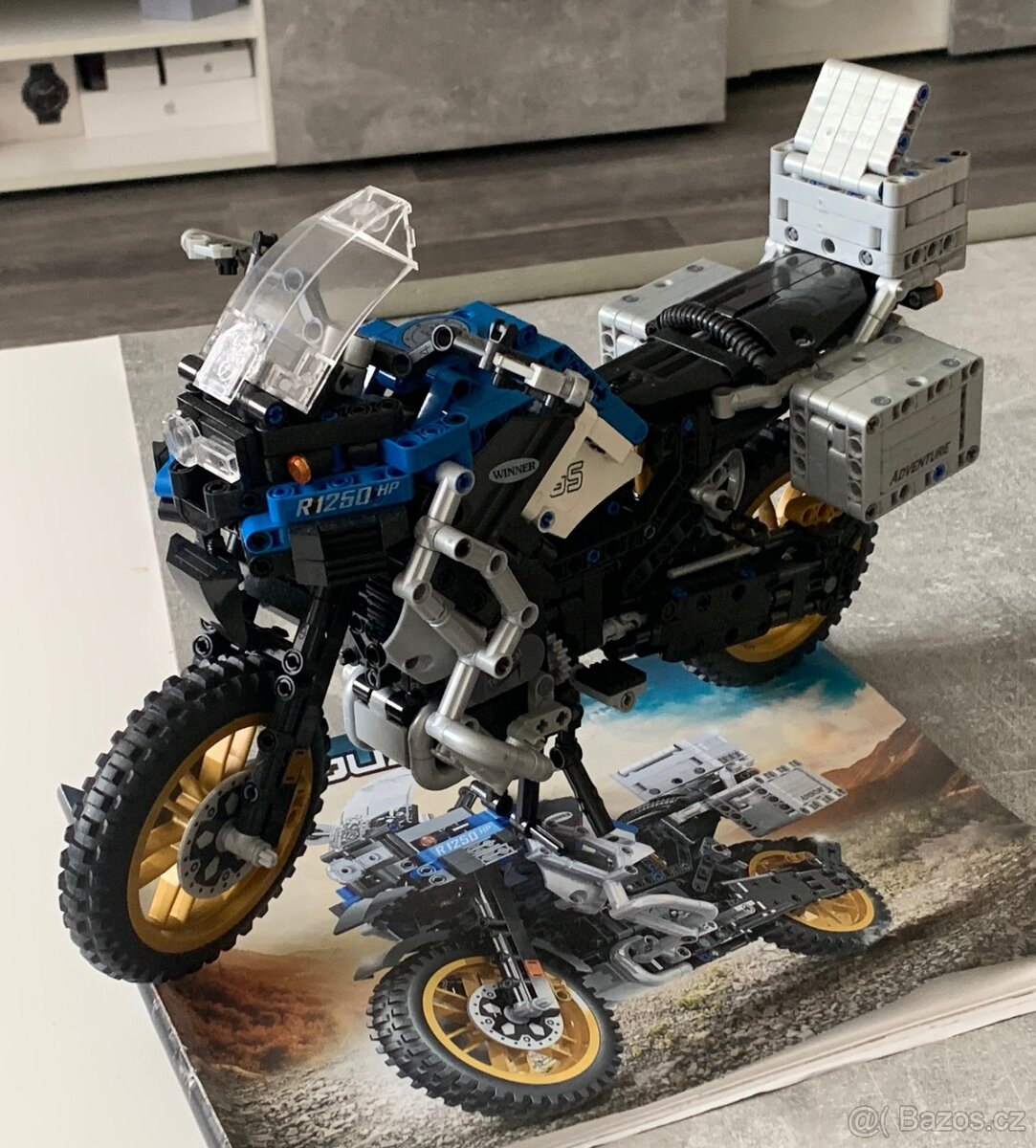 Kopie stavebnice Lego BMW 1250 GS Adventure (složený stav)