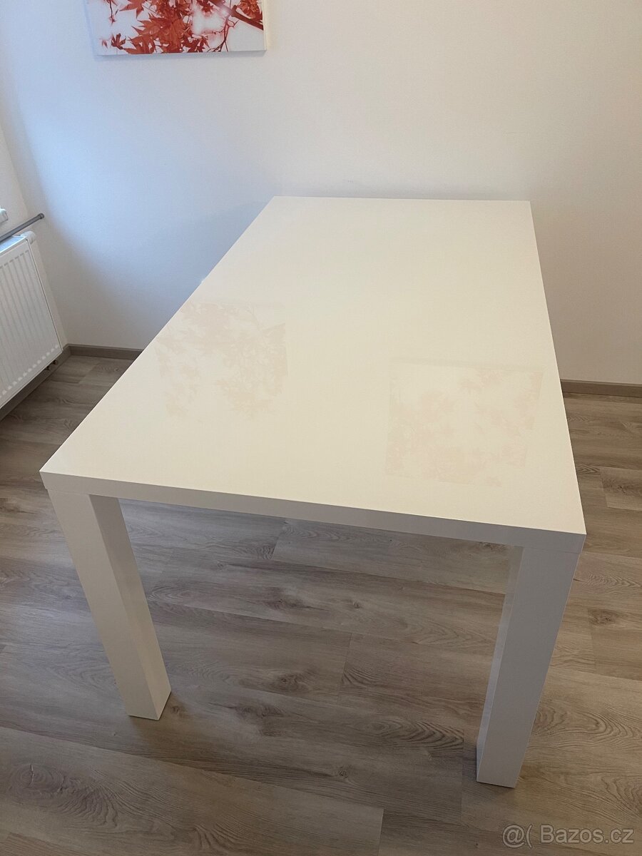 Jídelní stůl v bílém lesku